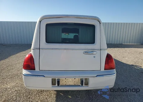 2003 Lincoln Town Car Executive z USA, uszkodzony, nr VIN 1L1FM81WX3Y643636